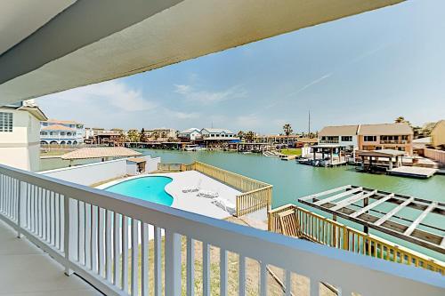 Canal-front Getaway - Pool - Walk To Beach, Dining Home