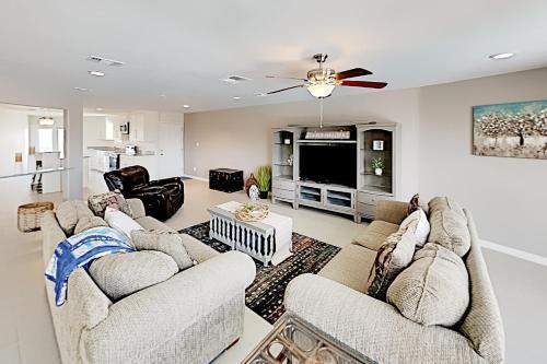 Canal-front Getaway - Pool - Walk To Beach, Dining Home