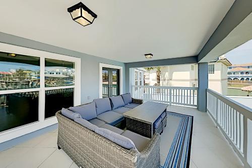 Canal-front Getaway - Pool - Walk To Beach, Dining Home