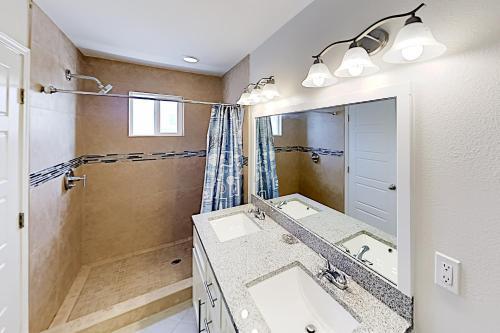 Canal-front Getaway - Pool - Walk To Beach, Dining Home