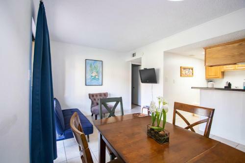 Apartamento Cozy Condo In Tiki Complex With Private Beach Access