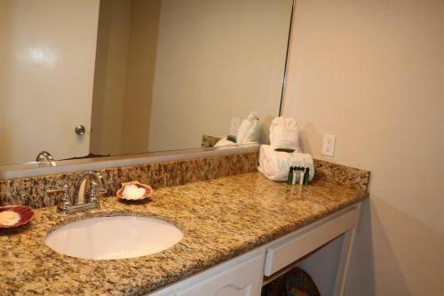 Apartamento Cozy Condo In Tiki Complex With Private Beach Access