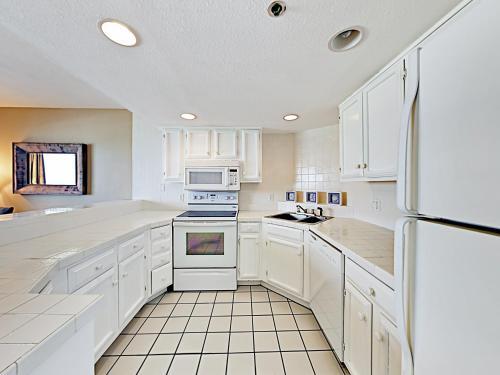 Apartamento Beachfront Retreat With Balcony & Pool! Condo