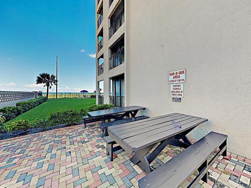Apartamento New Listing! Stunning Corner Unit With Gym & Pools Condo