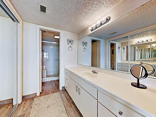 Apartamento New Listing! Gulf-front Corner Unit With Pools Condo