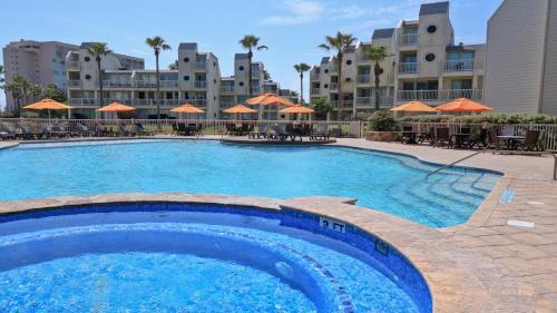 Panoramic Bayview! Spacious 10th Floor Condo Beachfront Resort, Shared Pools & Jacuzzi Pet Friendly
