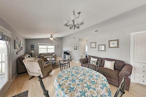 2-unit Beach Hideaway With Private Yard & 2 Kitchens Home