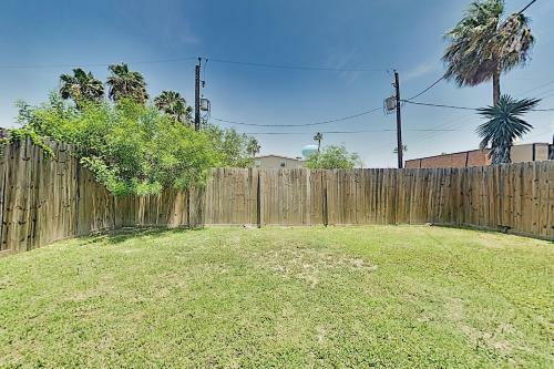 2-unit Beach Hideaway With Private Yard & 2 Kitchens Home
