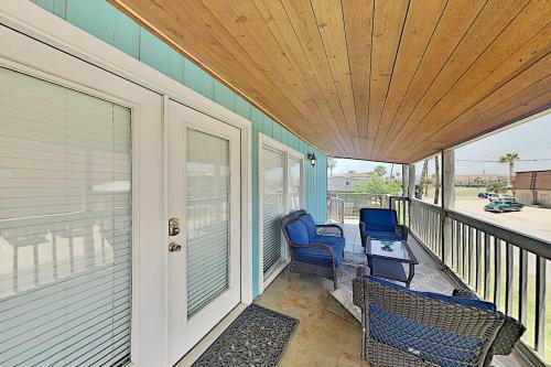 2-unit Beach Hideaway With Private Yard & 2 Kitchens Home