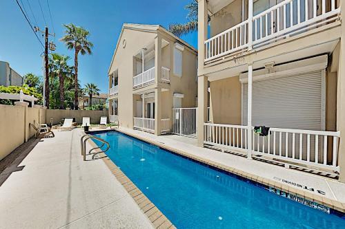 Apartamento Island Escape With Pool, Steps To Beach! Condo