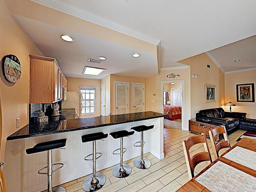 Apartamento New Listing! Updated All-suite Getaway With Grill Condo