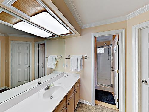 Apartamento New Listing! Updated All-suite Getaway With Grill Condo