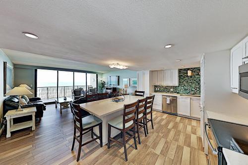 Apartamento New Listing! Beachfront Paradise With Pools & Gym Condo