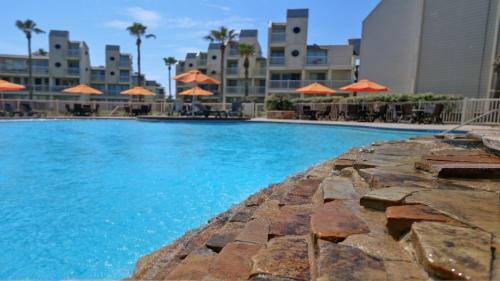 The Ocean Waves Are Calling! Relaxing Setting With Pool View In Beachfront Resort