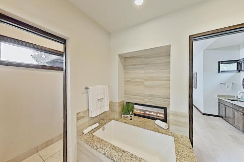 Chic Cabin - The Reserve At Lake Travis Cabin