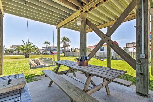 Cozy Surfside Beach House With Deck And Gulf Views!