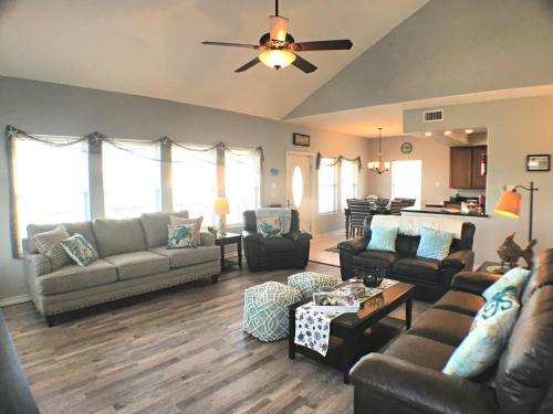 Las Brisas Beach Getaway - Big Ocean Views!