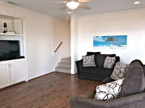 Beachfront Retreat - Sunrises Surf Sounds And Swimming!
