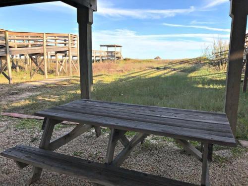 Beachfront Retreat - Sunrises Surf Sounds And Swimming!