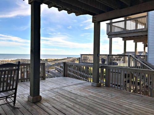 Beachfront Retreat - Sunrises Surf Sounds And Swimming!
