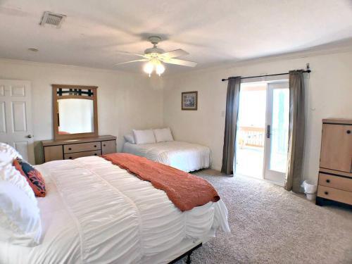 Beachfront Retreat - Sunrises Surf Sounds And Swimming!