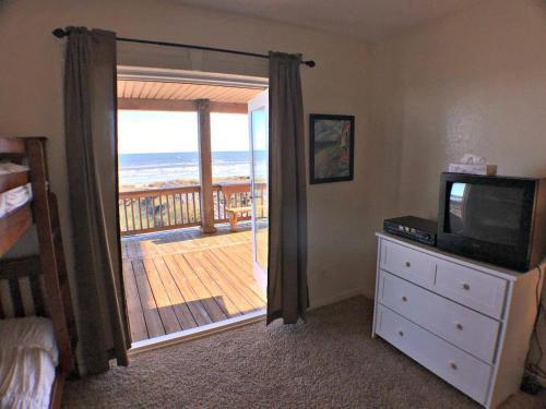 Beachfront Retreat - Sunrises Surf Sounds And Swimming!