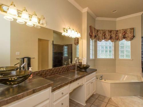 North Wind - Beautiful Home And Backyard For Entertaining