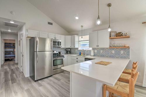 Luxe Surfside Beach Getaway Less Than 1 Block To Ocean!