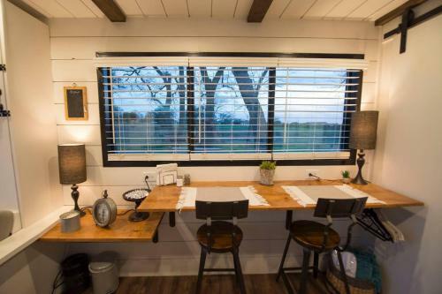 Elegant Container Home Tiny House#1 Near Magnolia