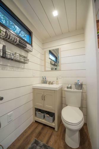 Elegant Container Home Tiny House#1 Near Magnolia