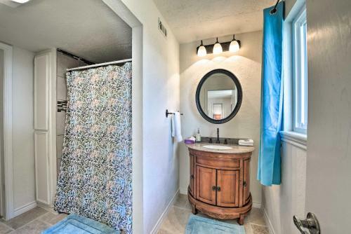 Modern Lake Conroe House With Lakefront Park And Deck!