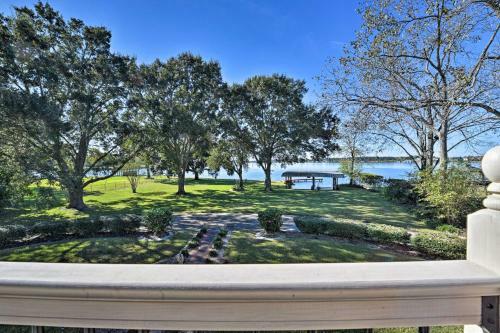 Modern Lake Conroe House With Lakefront Park And Deck!