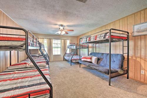 Waterfront Lake Conroe Home With Deck And Water Access!