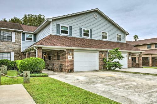 Quiet Lake Conroe Townhome With 2 Boat Slips!