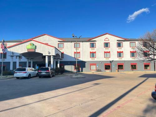 Hotel Nature Inn & Suites