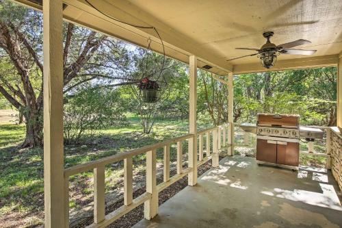 Charming Home With Porch And Deck 6 Mi From Wineries!