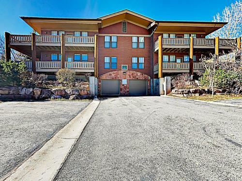 Apartamento Contemporary Alpine Getaway With Wraparound Deck Condo
