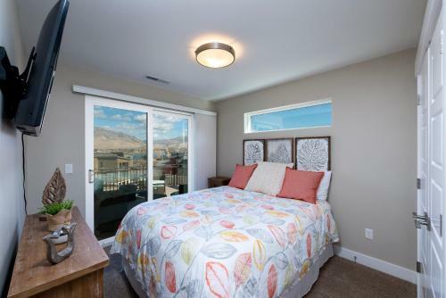 Gorgeous Decor With Private Hot Tub