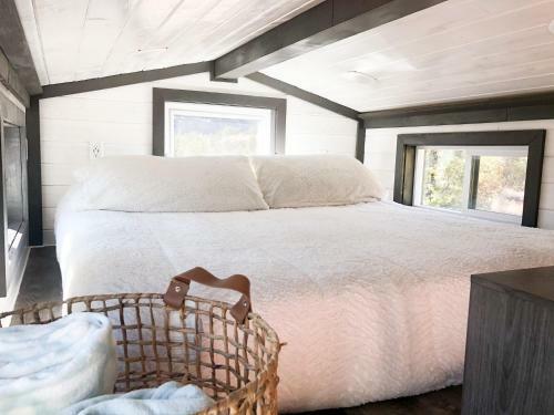 Villa Tiny Home W/ Mountain View, Hot Tub, Garden