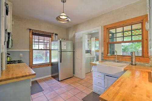 Vintage Main St Kanab Cottage With Fenced Yard