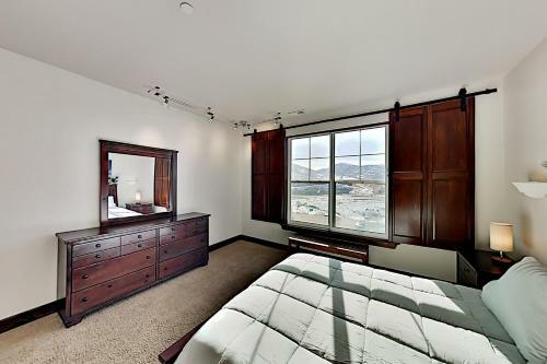 Black Rock Ridge - End Unit With Private Garage Townhouse