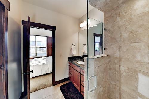 Black Rock Ridge - End Unit With Private Garage Townhouse