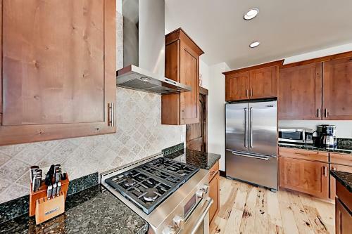 Black Rock Ridge - End Unit With Private Garage Townhouse