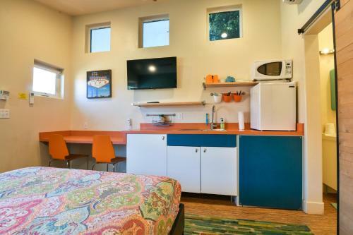 Hotel West 2 - Kokopelli West Studio. Downtown Location