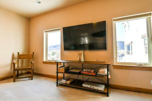 Pr 16 - Luxury Home With Shared Pool, Hot Tub