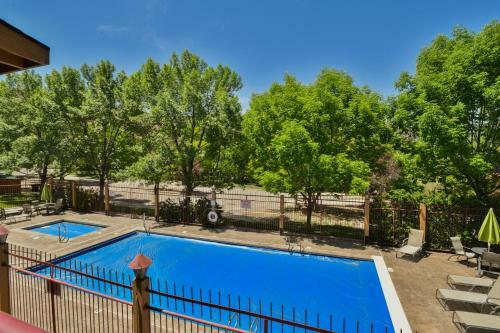 Hotel Gonzo Inn Unit 212 - Pool View 1 Bedroom Sleeps 4