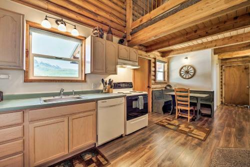 Pet-friendly Moab Cabin With Mtn Views And Bbq!