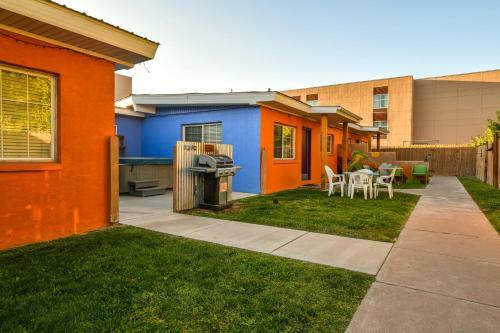 Inn 2 - Downtown 1 Bedroom Unit, Sleeps 6 With Shared Hot Tub