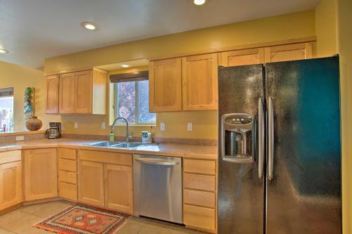 Modern Moab Townhome With Shared Pool And Hot Tub!