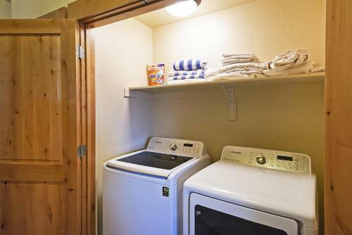 Beautiful Five Bedroom Condo Minutes Away From Everything!